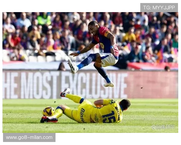 巴萨反击速度全开，拉菲尼亚接长传单刀推射入网